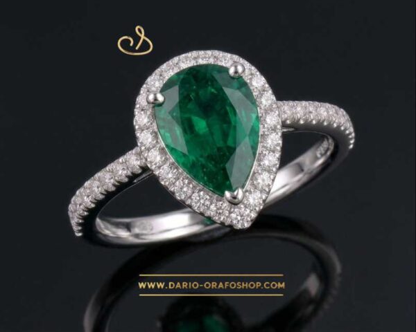 Anello Smeraldo 059 a goccia con contorno e diamanti sul gambo