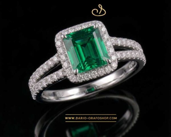 Anello Smeraldo 067 rettangolare con contorno e diamanti su doppio gambo